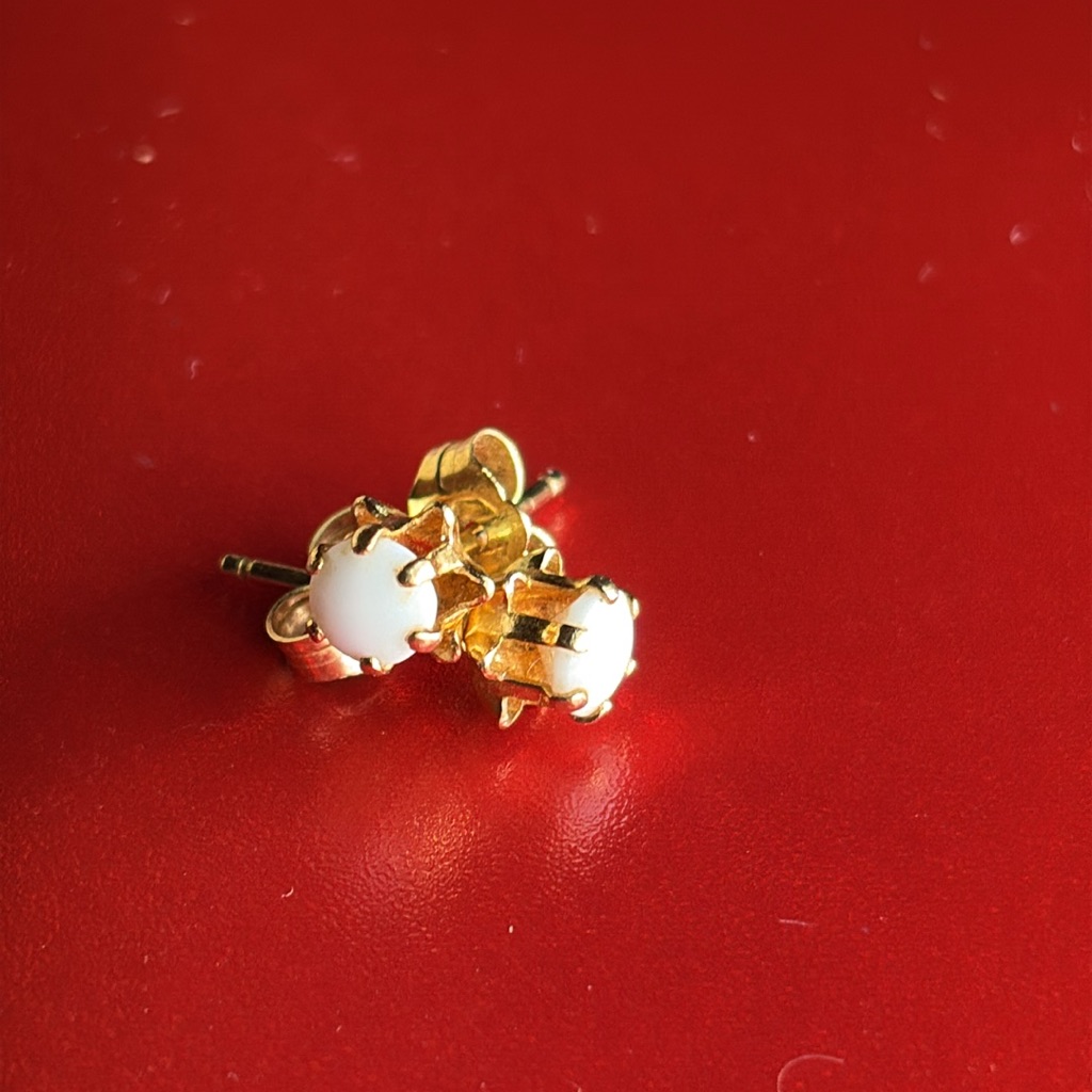 Elegant Gold And Opal Stud Earrings 14 Kt